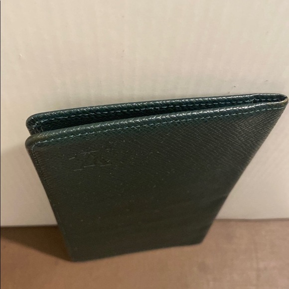SOLDAuthentic Louis Vuitton Taiga Checkbook Holder - Picture 10 of 12